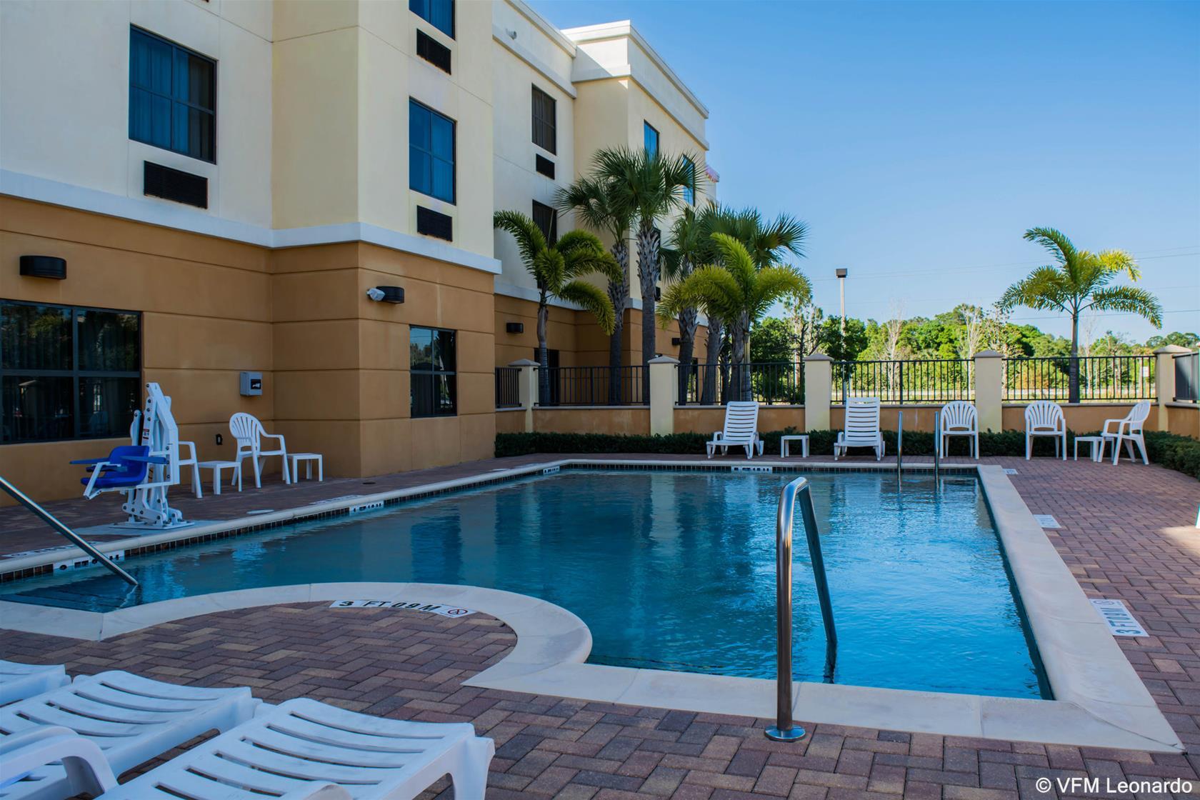 Comfort Suites Vero Beach I-95 Экстерьер фото