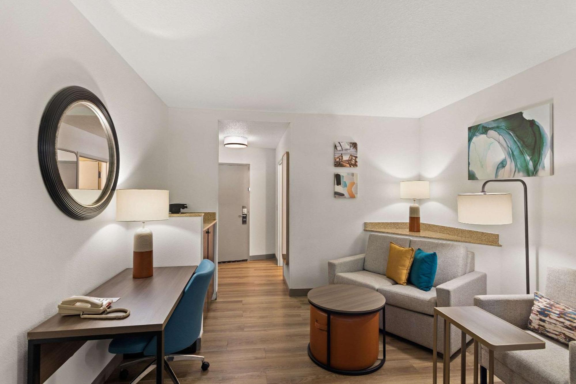 Comfort Suites Vero Beach I-95 Экстерьер фото